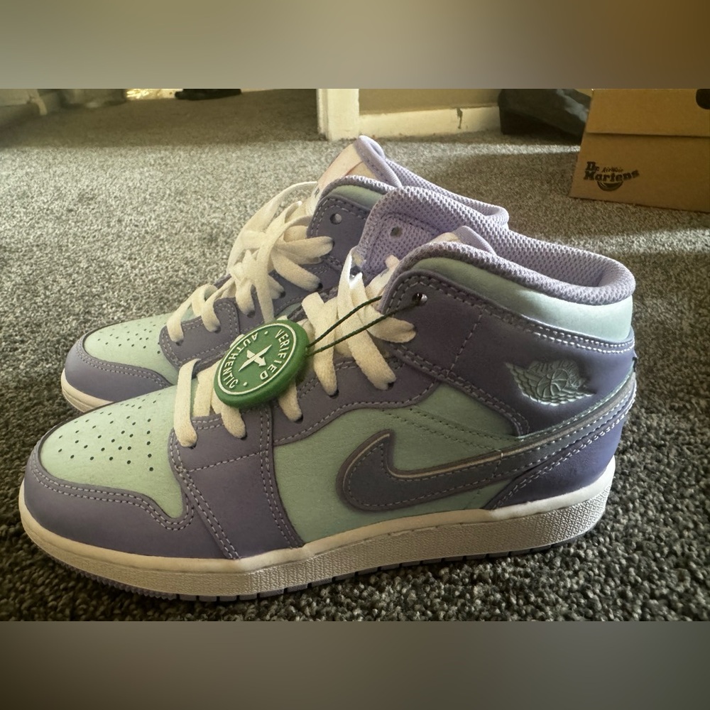 Jordan 1 Mid
Purple Aqua